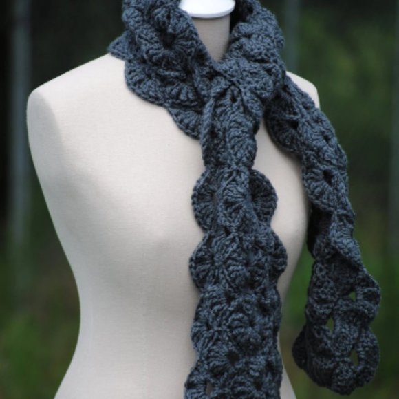 Crochet Charcoal Circle Scarf/New - Picture 3 of 4